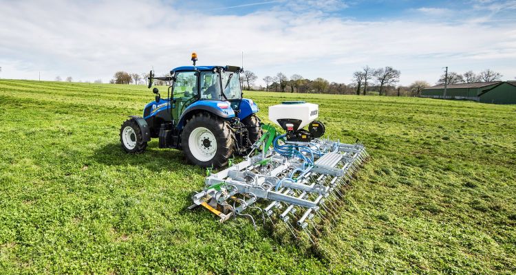 I Lavori in Campo di Ottobre: Preparare il Terreno Per L'inverno Con L'erpicatura Dei Prati