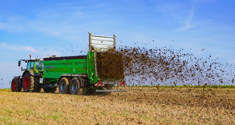 Come Effettuare al Meglio lo Spargimento Del Letame: Consigli Pratici e Strumenti Efficaci