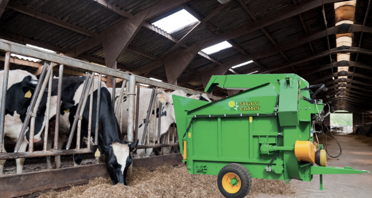 Lettiera asciutta, animali in salute: StrawCutter semplifica il lavoro in stalla